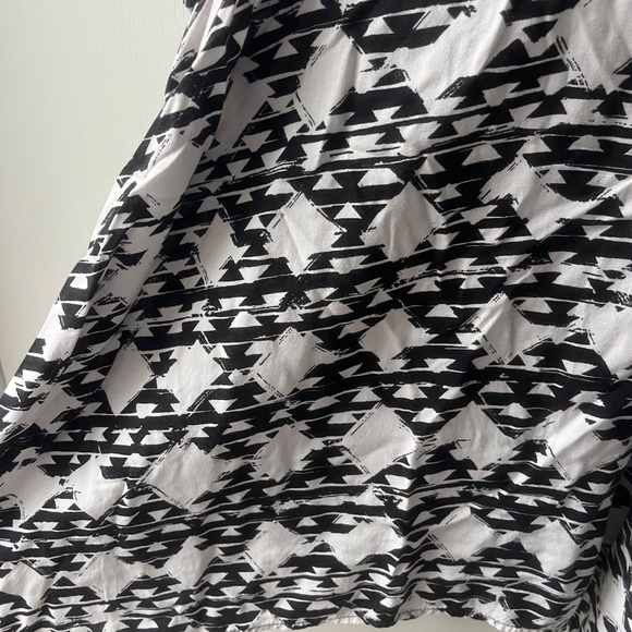 Black & White Triangle Patterned Tank Top, Mossino Supply Co., Size L - Picture 2 of 6